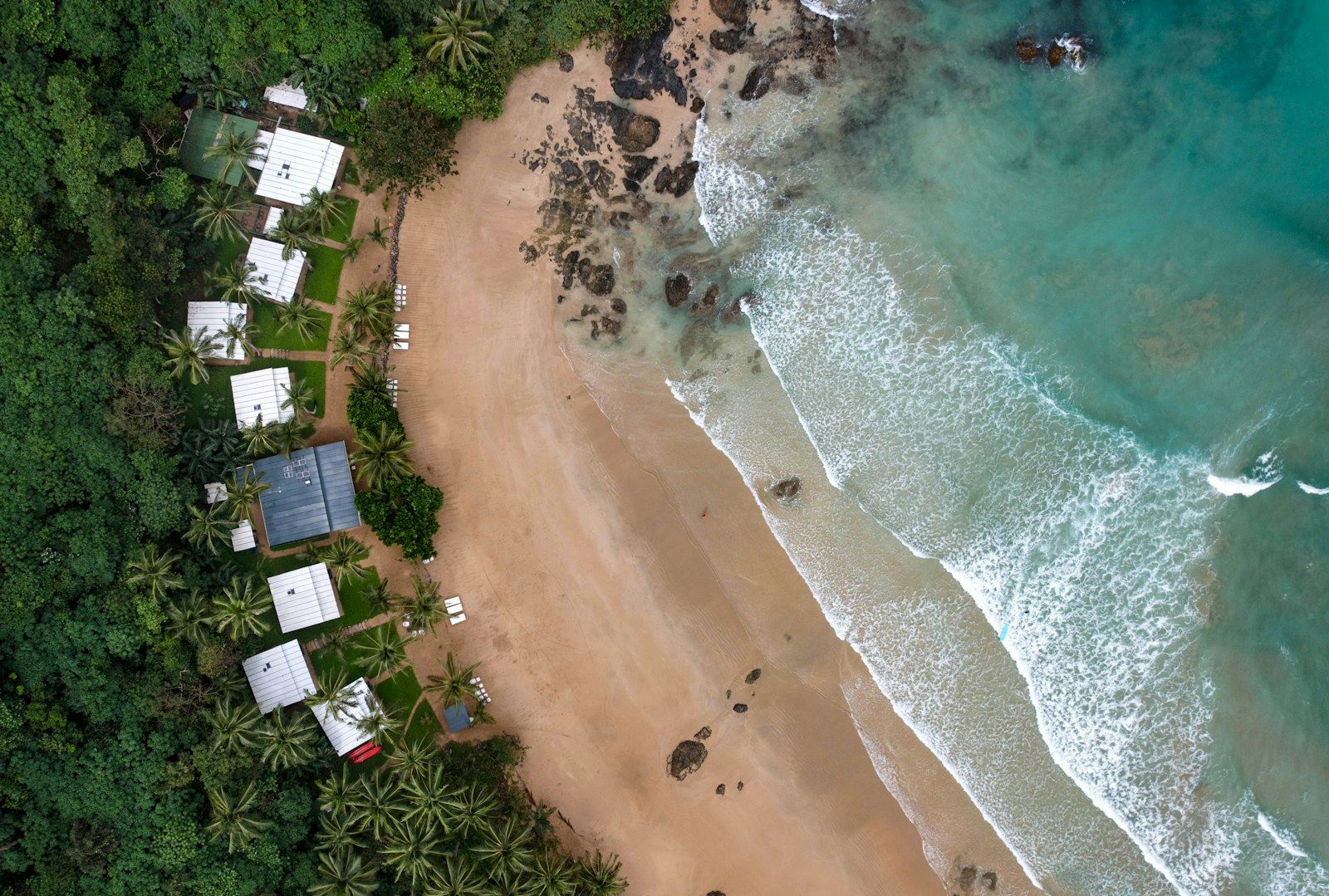 Beachfront bungalows — illustrative tourism photograph